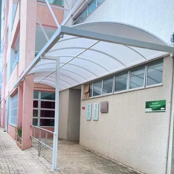 Cobertura de Lona em Suzano SP — Cobertura em pátio de comércio com mesas externas