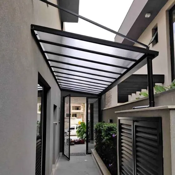 Cobertura de Policarbonato Alveolar em Parque Alvorada, Suzano SP — Cobertura em quintal residencial coberto
