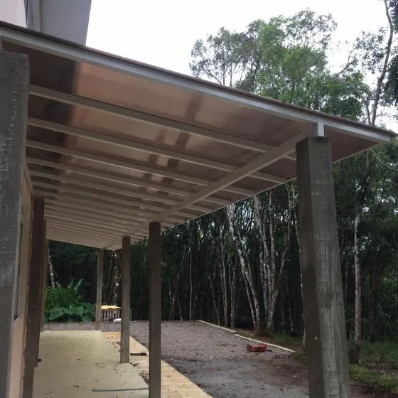 Cobertura de Policarbonato Alveolar em Parque Alvorada, Suzano SP — Cobertura em pátio de comércio com mesas externas