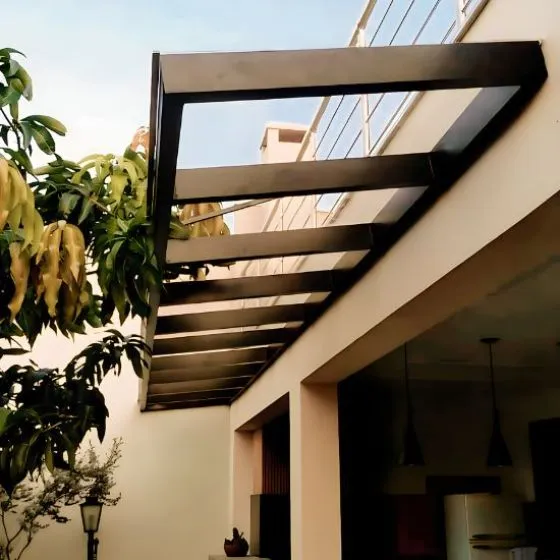 Cobertura de Policarbonato Compacto em Suzano SP — Cobertura em quintal residencial coberto