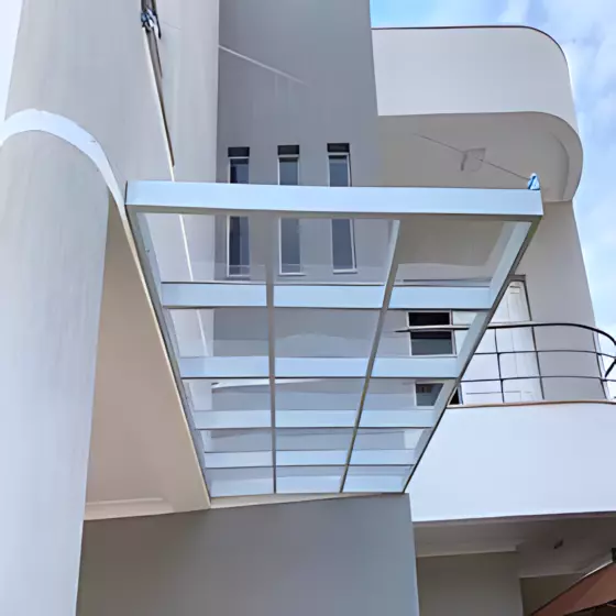Cobertura de Policarbonato Compacto em Suzano SP — Cobertura em pátio de comércio com mesas externas