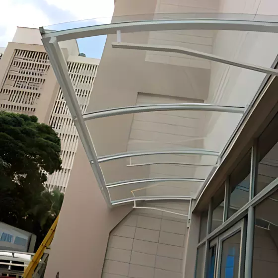 Cobertura de Policarbonato Compacto em Suzano SP — Cobertura com calha lateral para escoamento