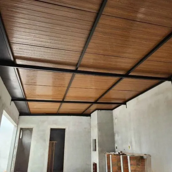 Cobertura de Telha Forro Amadeirado em Jardim Etan, Suzano SP — Instalação em garagem residencial