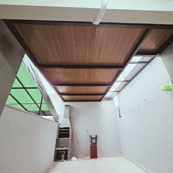 Cobertura de Telha Forro Amadeirado em Jardim Etan, Suzano SP — Cobertura em quintal residencial coberto