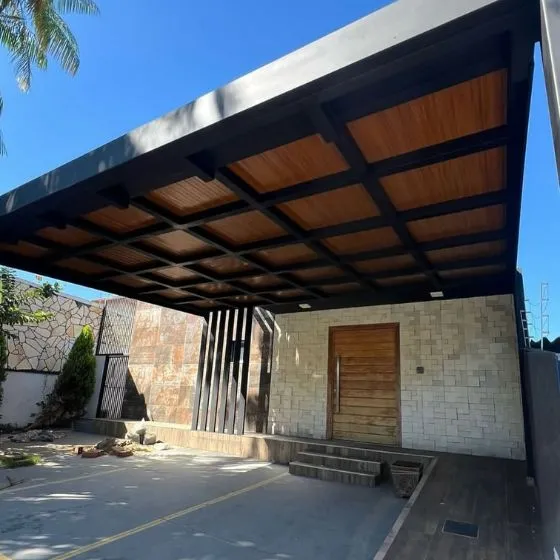 Cobertura de Telha Forro Amadeirado em Jardim Etan, Suzano SP — Instalação em estacionamento