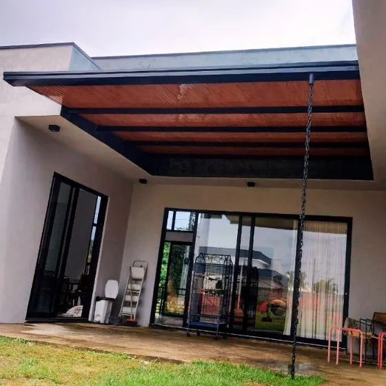 Cobertura de Telha Forro Amadeirado em Jardim Etan, Suzano SP — Cobertura com estrutura metálica reforçada