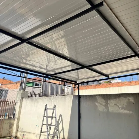 Cobertura de Telha Metálica Forro em Jardim Santa Lúcia, Suzano SP — Cobertura em pátio de comércio com mesas externas