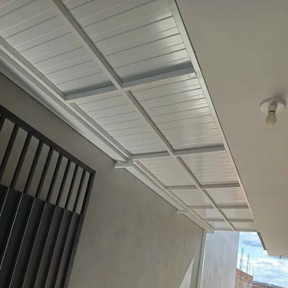 Cobertura de Telha Metálica Forro em Jardim Santa Lúcia, Suzano SP — Cobertura com calha lateral para escoamento