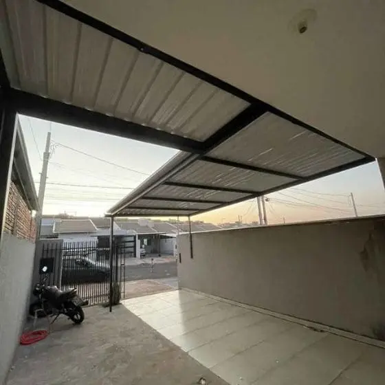 Cobertura de Telha Metálica Simples em Chácaras Bonanza, Suzano SP — Instalação em área gourmet com churrasqueira