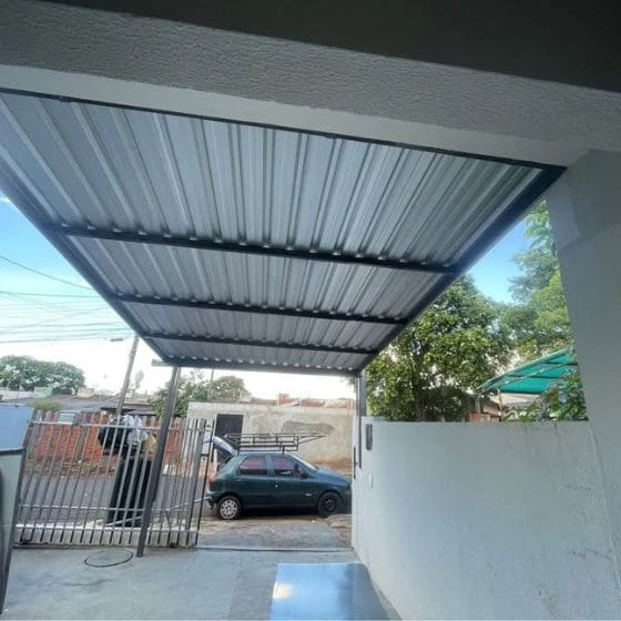 Cobertura de Telha Metálica Simples em Chácaras Bonanza, Suzano SP — Cobertura em quintal residencial coberto