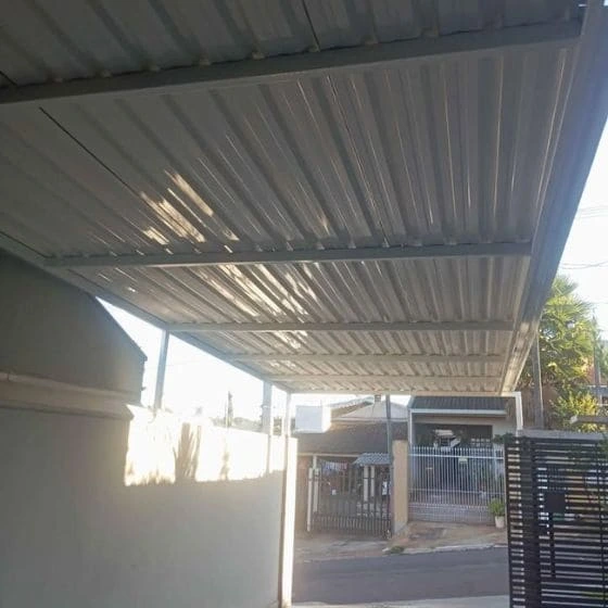 Cobertura de Telha Metálica Simples em Chácaras Bonanza, Suzano SP — Cobertura em pátio de comércio com mesas externas