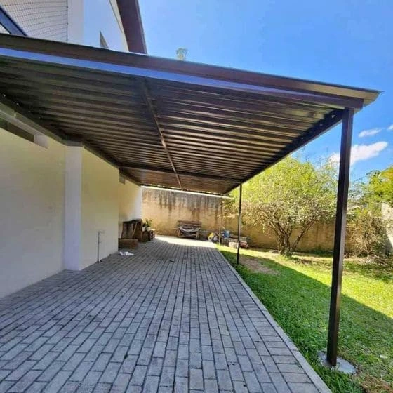 Cobertura de Telha Metálica Simples em Chácaras Bonanza, Suzano SP — Cobertura em passagem coberta entre ambientes