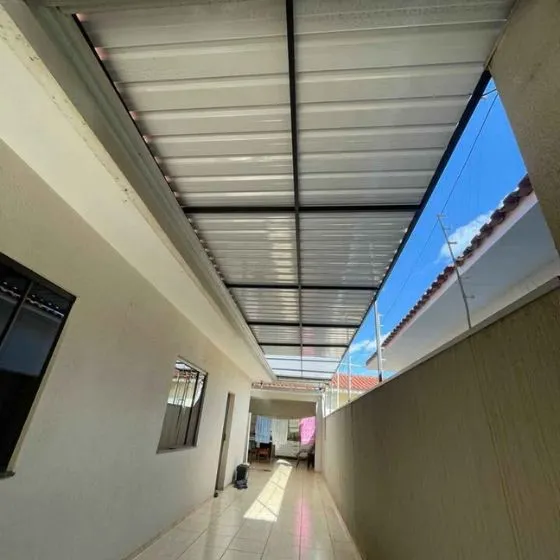 Cobertura de Telha Sanduíche em Suzano SP Cobertura de Telha Sanduíche em Suzano SP — Instalação em garagem residencial