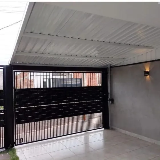 Cobertura de Telha Sanduíche em Suzano SP Cobertura de Telha Sanduíche em Suzano SP — Cobertura em quintal residencial coberto