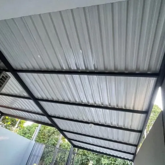 Cobertura de Telha Sanduíche em Suzano SP Cobertura de Telha Sanduíche em Suzano SP — Cobertura em pátio de comércio com mesas externas