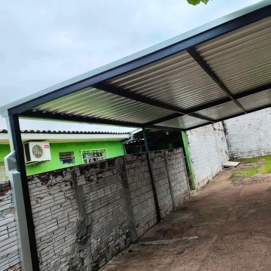 Cobertura de Telha Sanduíche em Suzano SP Cobertura de Telha Sanduíche em Suzano SP — Instalação em estacionamento