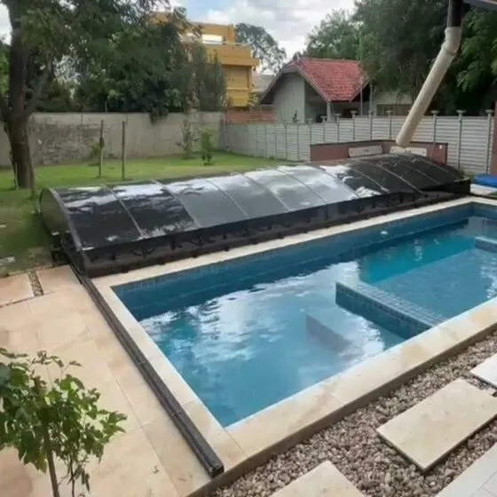 Cobertura Retrátil para Piscina em Vila Mazza, Suzano SP — Instalação em área gourmet com churrasqueira