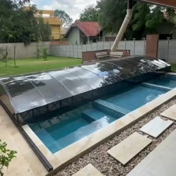 Cobertura Retrátil para Piscina em Vila Mazza, Suzano SP — Cobertura em quintal residencial coberto
