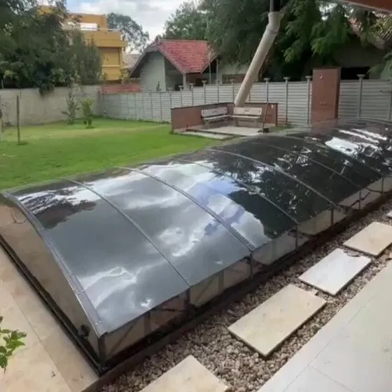 Cobertura Retrátil para Piscina em Vila Mazza, Suzano SP — Cobertura em pátio de comércio com mesas externas