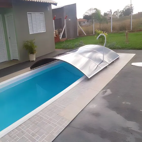 Cobertura Retrátil para Piscina em Vila Mazza, Suzano SP — Cobertura com estrutura metálica reforçada