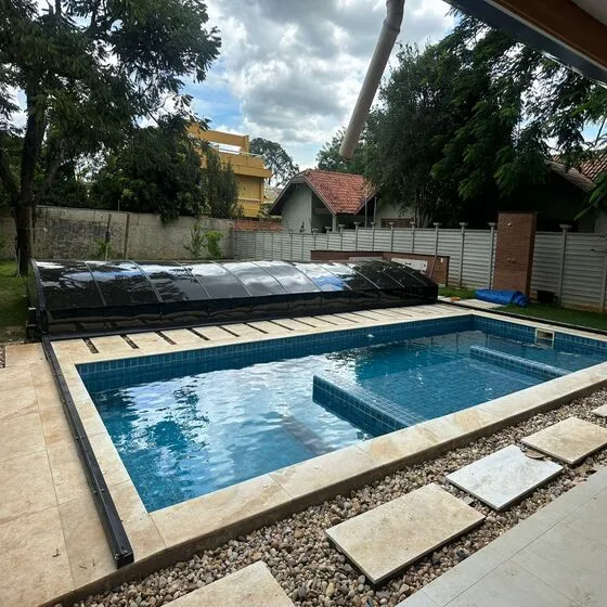 Cobertura Retrátil para Piscina em Vila Mazza, Suzano SP — Instalação em fachada comercial