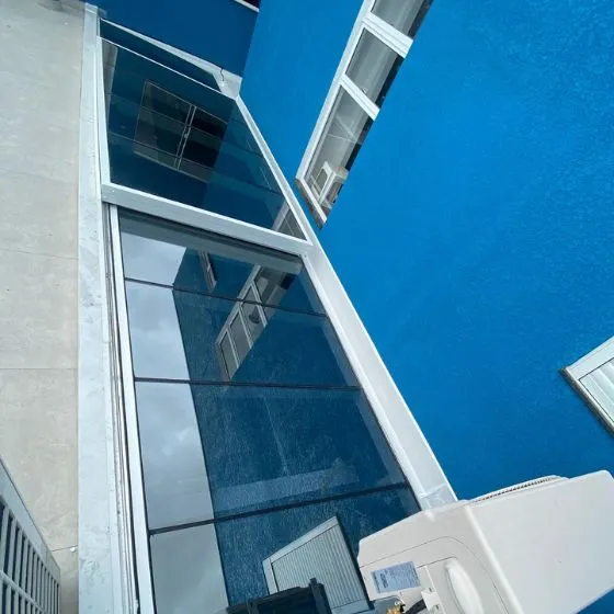 Cobertura Retrátil Policarbonato/Telha/Vidro em Jardim Leymar, Suzano SP — Cobertura com calha lateral para escoamento