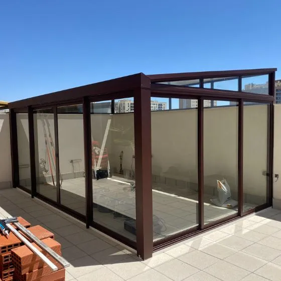 Coberturas de Vidro em Suzano SP — Cobertura em pátio de comércio com mesas externas