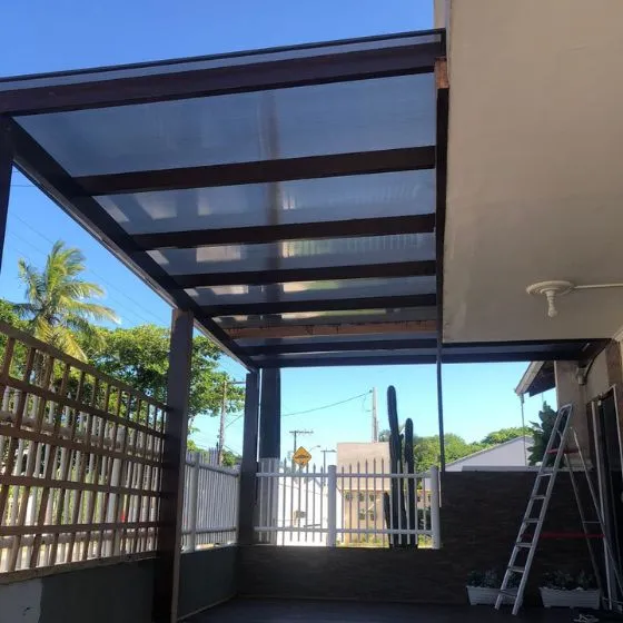 Pergolado de Alumínio com Policarbonato em Suzano SP — Cobertura em pátio de comércio com mesas externas