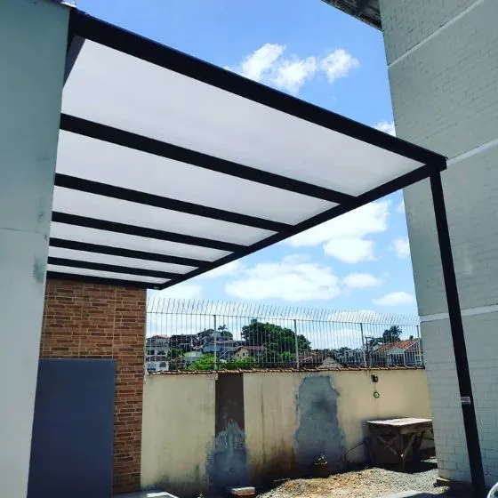 Pergolado de Alumínio com Policarbonato em Suzano SP — Cobertura com calha lateral para escoamento