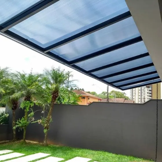 Pergolado de Alumínio com Policarbonato em Suzano SP — Instalação em fachada comercial