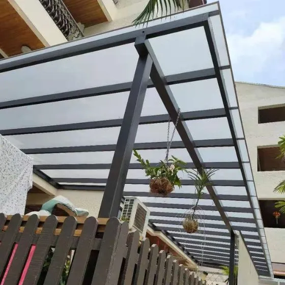 Pergolado Fixo de Ferro em Suzano SP Pergolado Fixo de Ferro em Suzano SP — Instalação em garagem residencial
