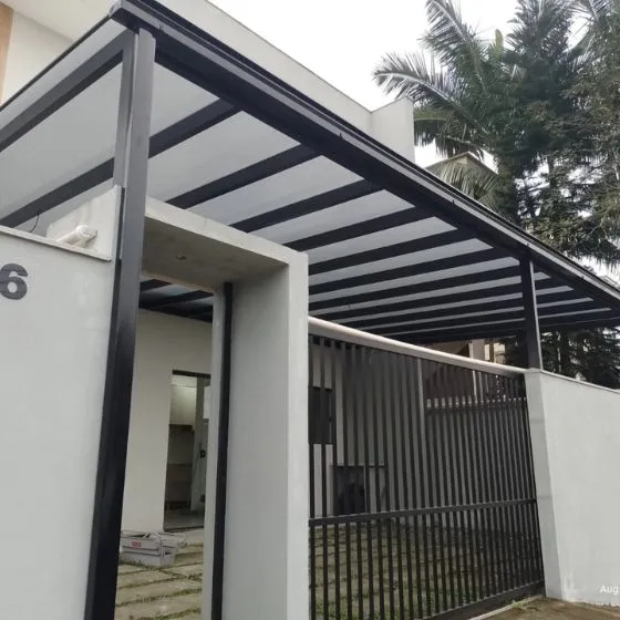 Pergolado Fixo de Ferro em Suzano SP Pergolado Fixo de Ferro em Suzano SP — Cobertura em pátio de comércio com mesas externas
