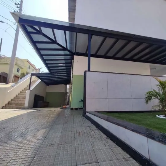 Pergolado Fixo de Ferro em Suzano SP Pergolado Fixo de Ferro em Suzano SP — Cobertura com calha lateral para escoamento