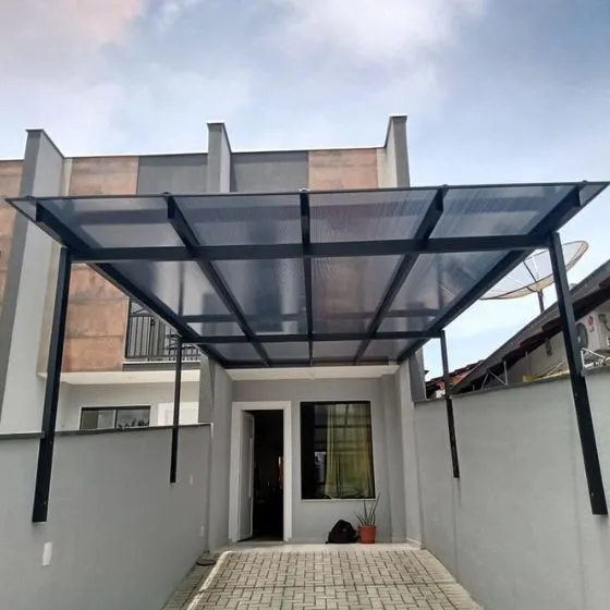 Pergolado Fixo de Ferro em Suzano SP Pergolado Fixo de Ferro em Suzano SP — Instalação em fachada comercial