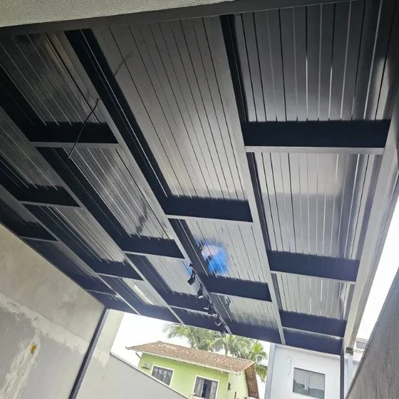 Pergotelha em Suzano SP — Cobertura em quintal residencial coberto
