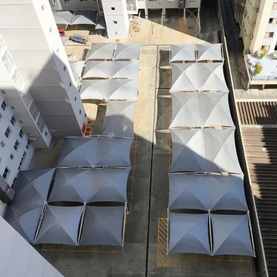 Sombreadores para Veículos em Suzano SP — Cobertura em pátio de comércio com mesas externas