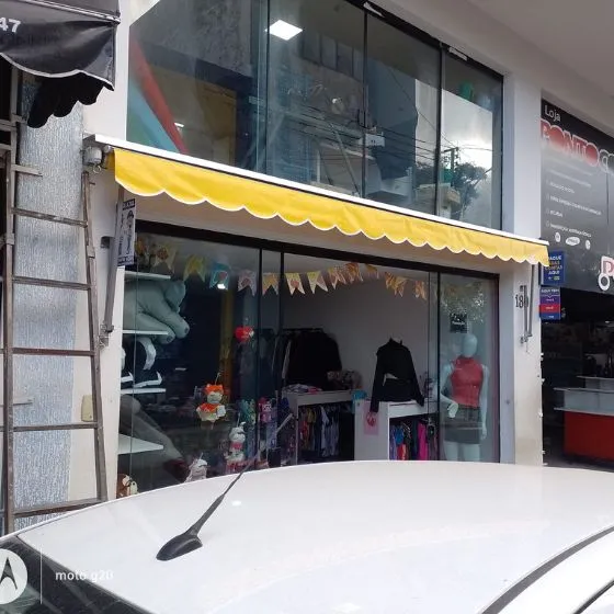 Toldo Cortina com Braços Laterais em Suzano SP — Cobertura em pátio de comércio com mesas externas