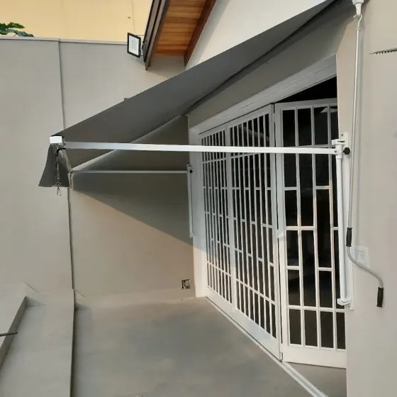 Toldo Cortina com Braços Laterais em Suzano SP — Cobertura com estrutura metálica reforçada
