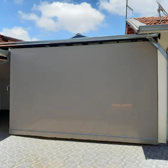 Toldo Cortina de Tela Screen em Suzano SP Toldo Cortina de Tela Screen em Suzano SP — Cobertura com calha lateral para escoamento
