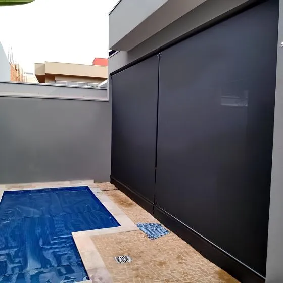 Toldo Cortina de Tela Screen em Suzano SP Toldo Cortina de Tela Screen em Suzano SP — Instalação em fachada comercial