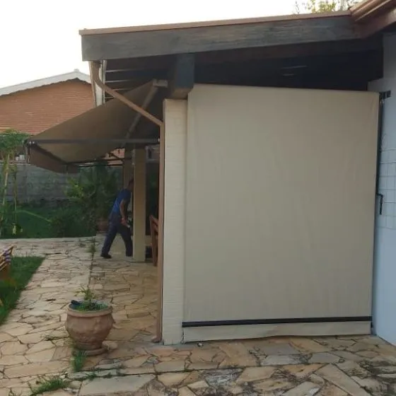 Toldo Cortina Fechamento Vertical em Suzano SP Toldo Cortina Fechamento Vertical em Suzano SP — Instalação em área gourmet com churrasqueira