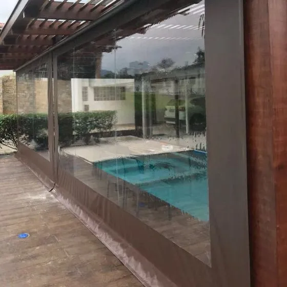Toldo Cortina Fechamento Vertical em Suzano SP Toldo Cortina Fechamento Vertical em Suzano SP — Cobertura em pátio de comércio com mesas externas