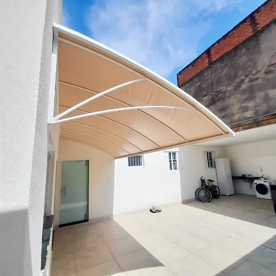 Toldo Fixo de Lona PVC em Suzano SP Toldo Fixo de Lona PVC em Suzano SP — Cobertura em quintal residencial coberto