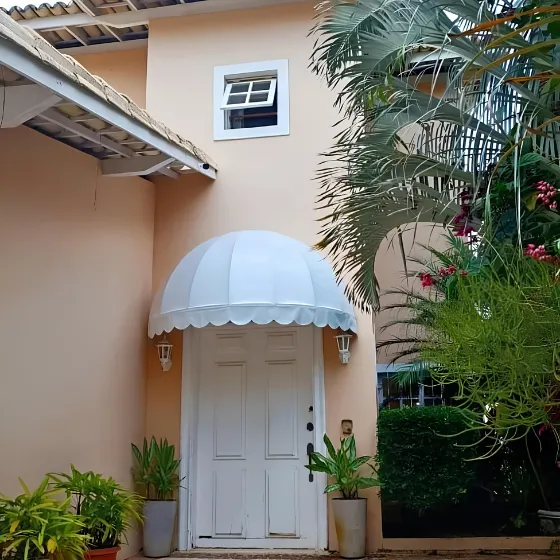 Toldo Fixo de Lona PVC em Suzano SP Toldo Fixo de Lona PVC em Suzano SP — Cobertura em pátio de comércio com mesas externas