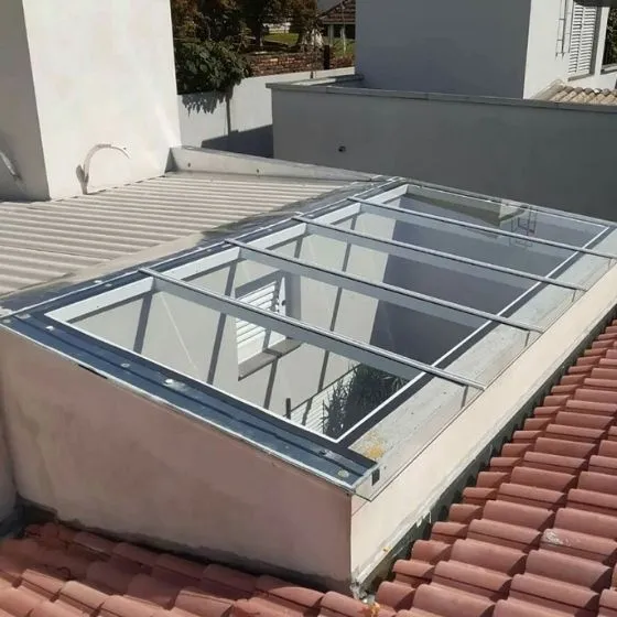 Toldo Fixo Policarbonato Compacto em Suzano SP Toldo Fixo Policarbonato Compacto em Suzano SP — Cobertura em pátio de comércio com mesas externas