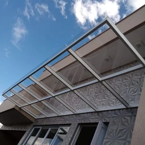 Toldo Fixo Policarbonato Compacto em Suzano SP Toldo Fixo Policarbonato Compacto em Suzano SP — Cobertura com estrutura metálica reforçada