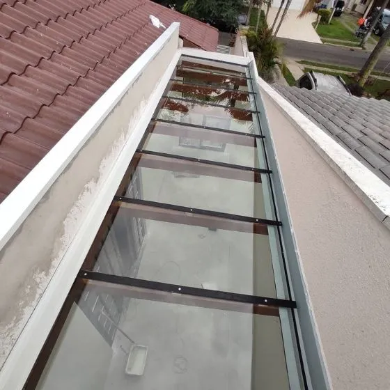 Toldo Fixo Policarbonato Compacto em Suzano SP Toldo Fixo Policarbonato Compacto em Suzano SP — Cobertura em passagem coberta entre ambientes