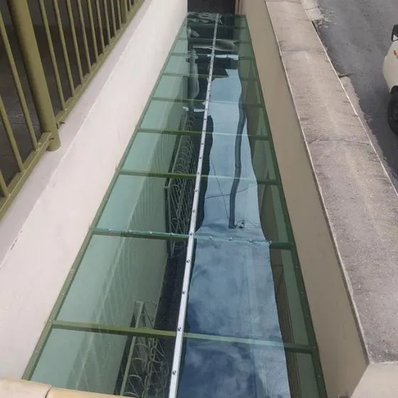 Toldo Fixo Policarbonato Compacto em Suzano SP Toldo Fixo Policarbonato Compacto em Suzano SP — Cobertura com calha lateral para escoamento